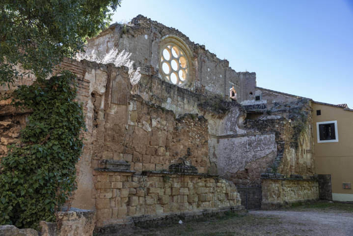 Zaragoza - Nuévalos 06 - monasterio de Piedra - fachada antigua de la hospederia-capilla.jpg